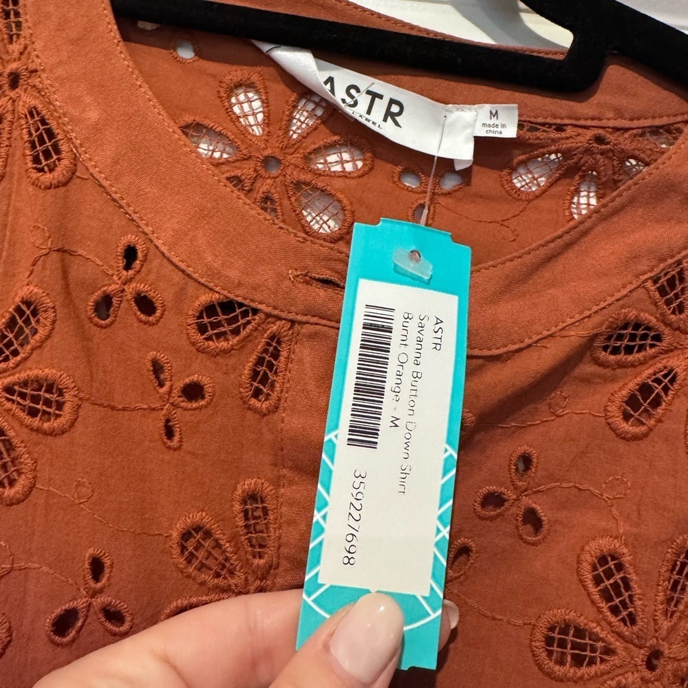 NWT ASTR THE LABEL Savanna Eyelet Button Up Top Size Medium - Picture 5 of 7